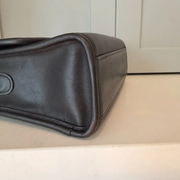 Vintage COACH Court Turnlock Crossbody Bag – Model 9870 | Black - Picture 8 of 16